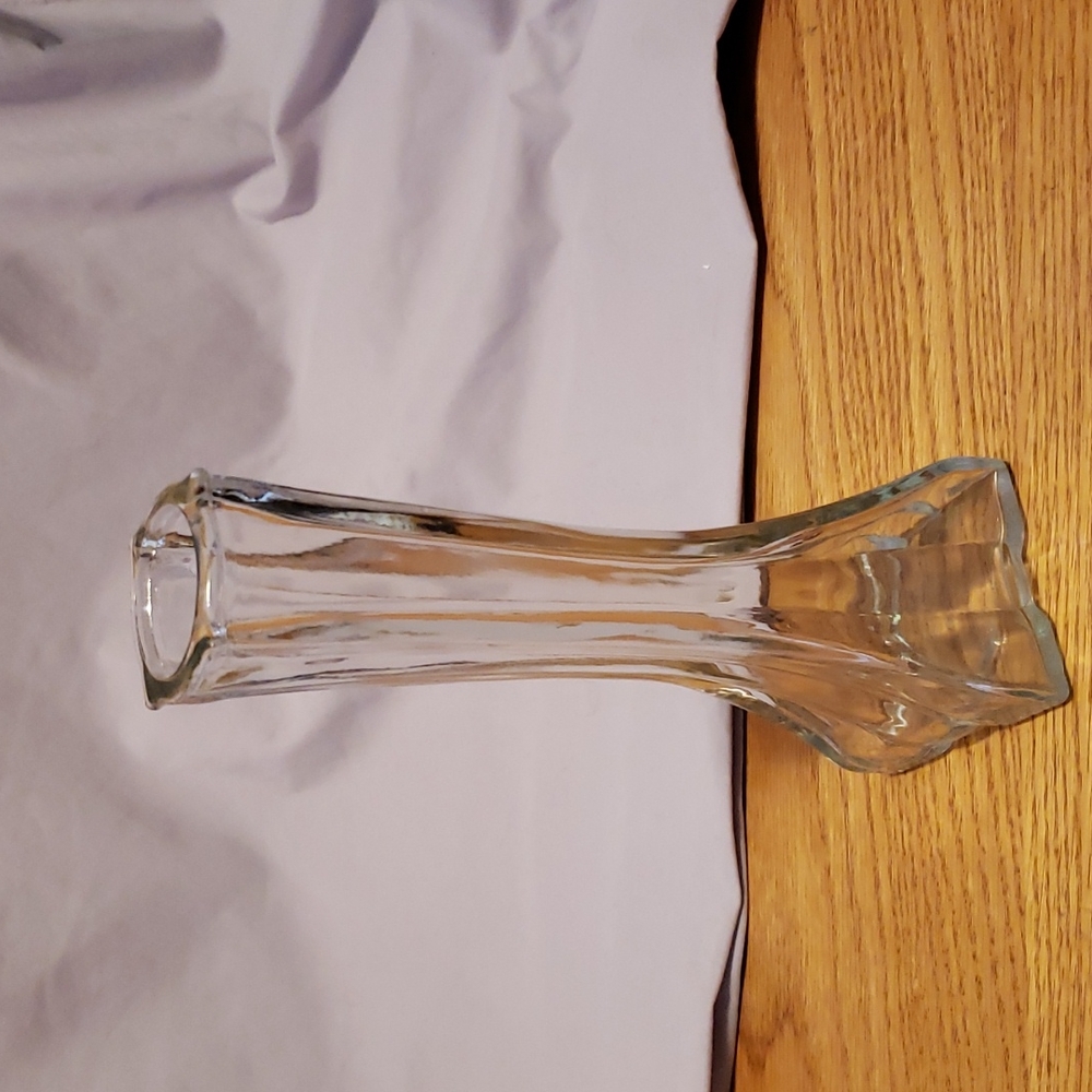 Glass corner edge vase